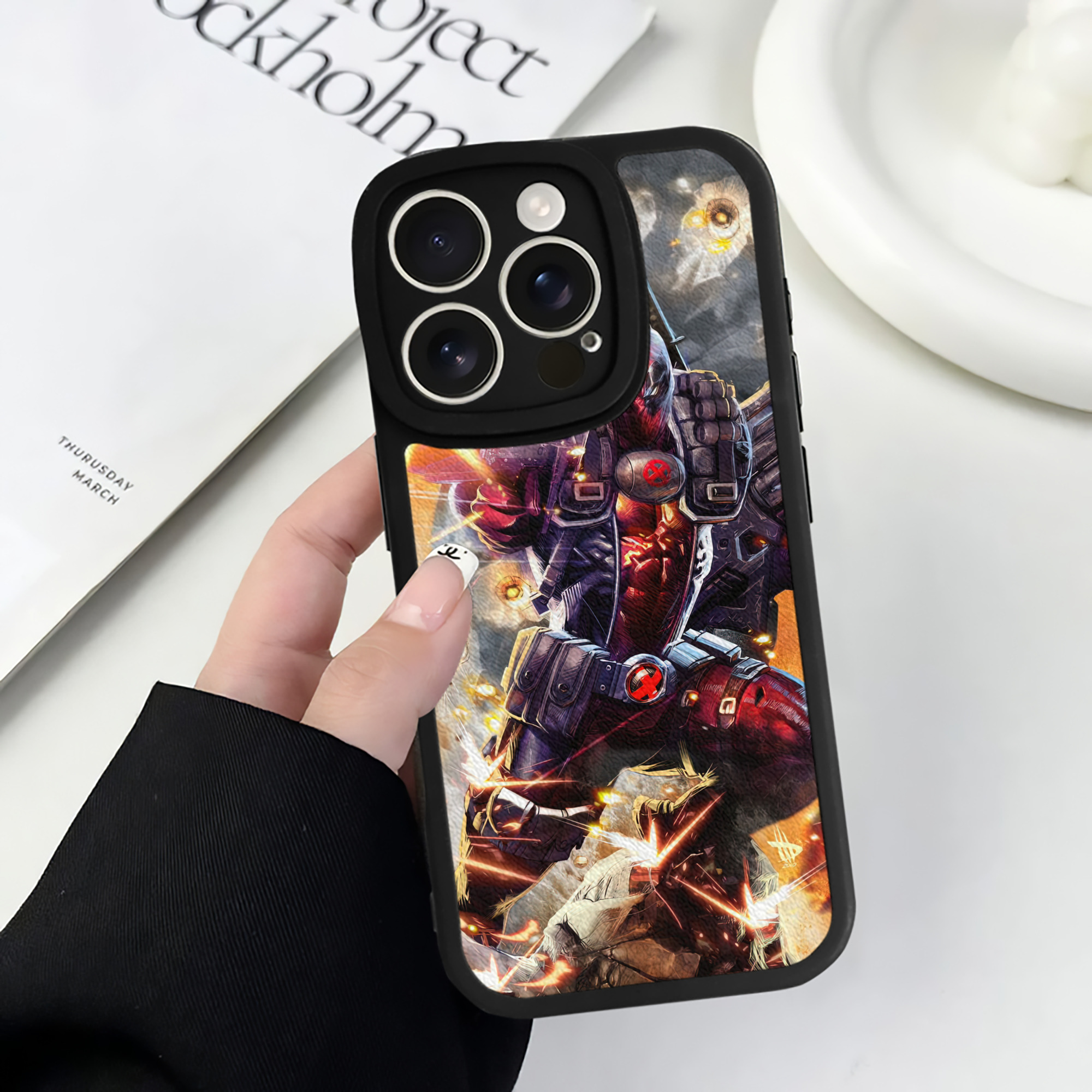 （画像用） Deadpool デッドプール 【iPhone 16シリーズ対応】シリコンスマホケース（レザー調） 材質：シリコン
